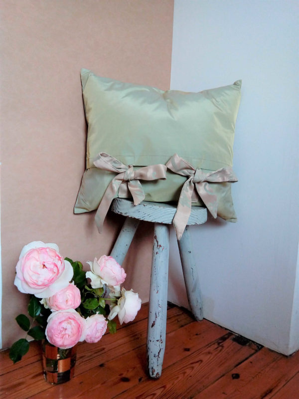 Coussin dimensions 45 X 42 cms Très beau  taffetas chardons dorés, large ruban de satin gris anthracite Coussin déhoussable finition portefeuille, avec noeuds Face arrière du coussin en taffetas vert amande Intérieur du coussin 100% polyester Conseil de lavage 30°