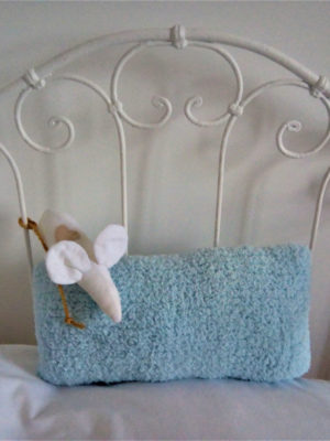 Petit coussin tout doux au toucher tricoté main Dimensions du coussin 23 cms X 38 cms Coussin de couleur bleu turquoise pâle Laine et polyester Coussin non déhoussable Intérieur du coussin 100% polyester Conseil de lavage à 30°