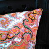 Coussin carré de dimensions 35 X 35 cms coussin noir avec un grand coeur appliqué dans les tons orange Matière du tissu polyester et coton Coussin déhoussable finition portefeuille Intérieur du coussin 100% polyester Conseil de lavage 40°