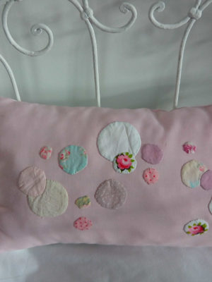 Coussin rectangulaire de dimensions 27 cms X 47 cms Petites bulles de tissu appliquées cousues main dans les tons roses L'arrière du coussin est blanc Coussin 100% coussin Intérieur 100% coton Coussin non déhoussable 