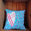Coussin carré de dimensions 35 X 35 cms Tissu 100% coton bleu  avec petites fleurs rouges Gros coeur appliqué dans un tissu torchon a carreaux rouge Arrière du coussin tissu fleuri et uni rouge Coussin déhoussable Fermeture par un  bouton en bois Intérieur du coussin 100% polyester Conseil de lavage 40°