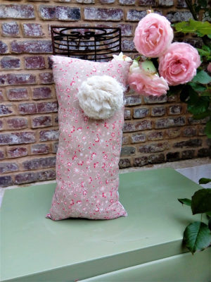 Petit coussin rectangulaire dimensions 44 cms X 21 cms Tissu   fleuri tons vieux rose à petites fleurs bordeaux Coussin non déhoussable Face arrière du coussin blanche Matière du tissu  coton et polyester Intérieur du coussin 100% polyester