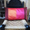 Coussin très coloré bordeau, orange et rose Dimensions 40 X 65 cms Face arrière du coussin mauve Matière du tissu 100% polyester Intérieur 100% polyester Conseil de lavage 40° Coussin déhoussable finition portefeuille