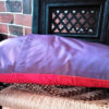 Coussin très coloré bordeau, orange et rose Dimensions 40 X 65 cms Face arrière du coussin mauve Matière du tissu 100% polyester Intérieur 100% polyester Conseil de lavage 40° Coussin déhoussable finition portefeuille