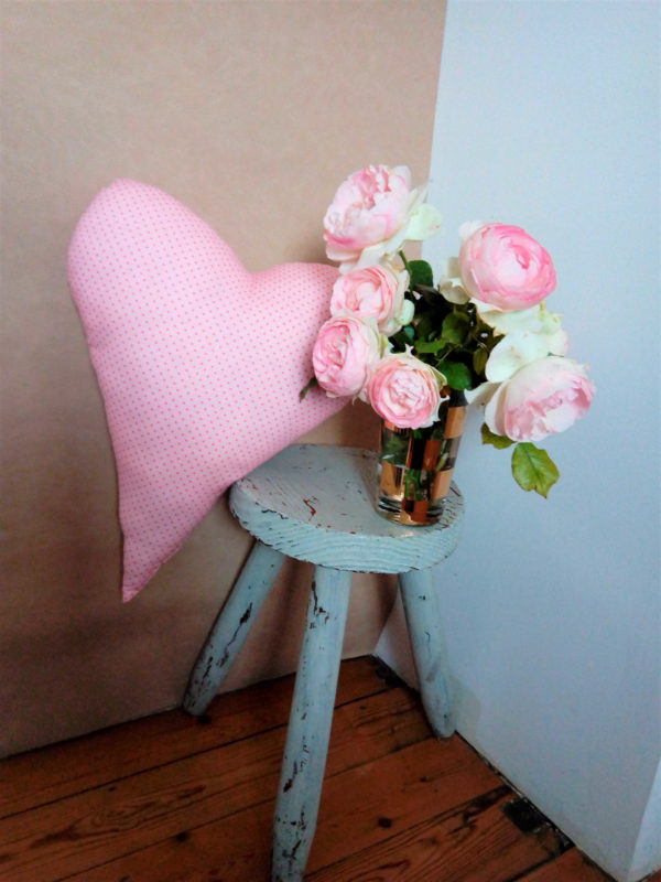 Coussin en forme de coeur dimensions 39 cms X 44 cms Tissu rose pâle à tous petits pois roses foncés Matière du tissu : 100% coton Coussin non déhoussable Intérieur du coussin 100% polyester Conseil de lavage 40°