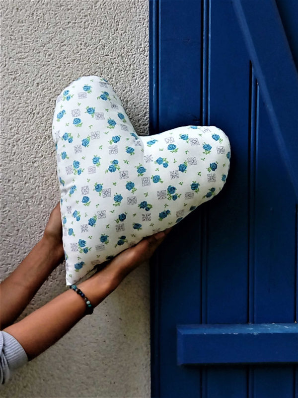 COUSSIN"LE CŒUR SUR LA MAIN" – Image 2