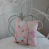 Coussin non déhoussable Petit coussin pour berceau dimensions 20 cms X 20 cms Tissu rose ,agrémenté de petites bulles de tissu appliqué cousues main dans les tons roses La face arrière du coussin est en vichy rose et blanc Tissu du coussin 100% coton  Conseil de lavage 30°