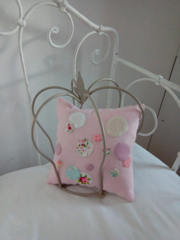 Coussin non déhoussable Petit coussin pour berceau dimensions 20 cms X 20 cms Tissu rose ,agrémenté de petites bulles de tissu appliqué cousues main dans les tons roses La face arrière du coussin est en vichy rose et blanc Tissu du coussin 100% coton  Conseil de lavage 30°