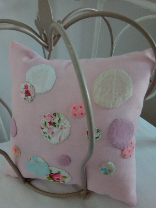 Coussin non déhoussable Petit coussin pour berceau dimensions 20 cms X 20 cms Tissu rose ,agrémenté de petites bulles de tissu appliqué cousues main dans les tons roses La face arrière du coussin est en vichy rose et blanc Tissu du coussin 100% coton  Conseil de lavage 30°