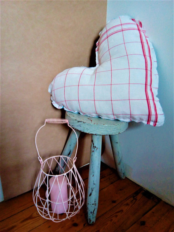 Grand coussin en forme de coeur, dimensions 50 cms X 45 cms Une face en tissu bleu à  petites fleurs rouges Une face  tissu à carreaux rouge et blanc Coussin non déhoussable Matière du tissu 100% coton Intérieur 100% polyester Conseil de lavage 40°