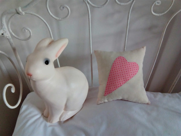 Mini coussin pour berceau  Dimensions du coussin 20 cms x 20 cms Coussin en tissu écru avec un coeur rose appliqué cousu main Coussin non déhoussable Coussin 100 % coton Intérieur 100% polyester Conseil de lavage 30°