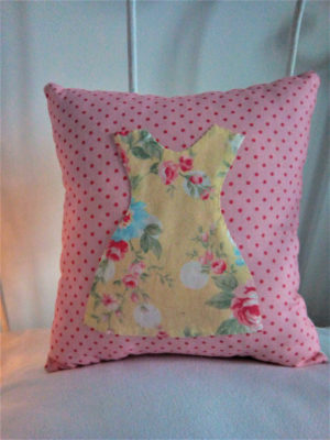 Mini coussin pour berceau dimensions 20 cms X 20 cms Tissu rose à petits pois, avec une petite robe en tissu appliquée cousue main Petite robe dans un joli tissu à ramages sur fond jaune pâle Coussin 100% coton Coussin  non déhoussable 