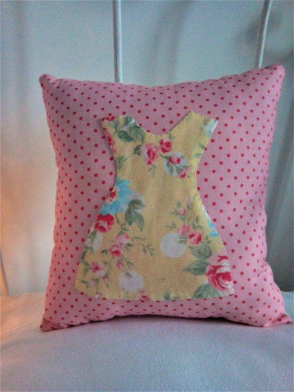 Mini coussin pour berceau dimensions 20 cms X 20 cms Tissu rose à petits pois, avec une petite robe en tissu appliquée cousue main Petite robe dans un joli tissu à ramages sur fond jaune pâle Coussin 100% coton Coussin  non déhoussable 