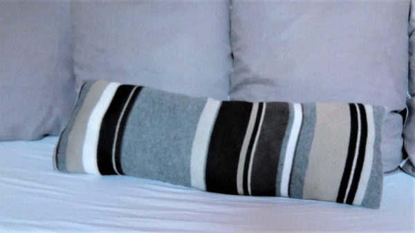 long coussin en tricot recyclé . Rayures dans les tons de gris. coussin non déhoussable. intérieur du coussin 100% polyester. Les deux faces de ce coussin sont identiques