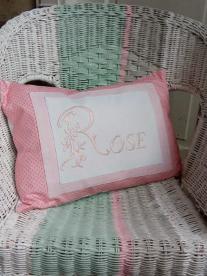 Grand coussin rectangulaire dimensions 35 cms X 50 cms Coussin 100% coton Très belle broderie main dans un ton rose sur fond blanc Le mot "rose" est brodé sur ce coussin  Ce coussin est déhoussable , finition portefeuille L'intérieur du coussin est 100% polyester N'hésitez pas à demander une personnalisation