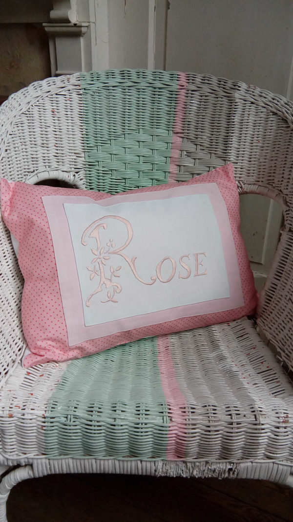 Grand coussin rectangulaire dimensions 35 cms X 50 cms Coussin 100% coton Très belle broderie main dans un ton rose sur fond blanc Le mot "rose" est brodé sur ce coussin  Ce coussin est déhoussable , finition portefeuille L'intérieur du coussin est 100% polyester N'hésitez pas à demander une personnalisation