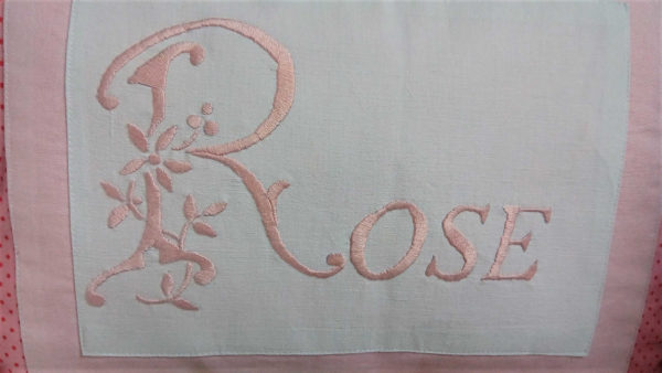 Grand coussin rectangulaire dimensions 35 cms X 50 cms Coussin 100% coton Très belle broderie main dans un ton rose sur fond blanc Le mot "rose" est brodé sur ce coussin  Ce coussin est déhoussable , finition portefeuille L'intérieur du coussin est 100% polyester N'hésitez pas à demander une personnalisation