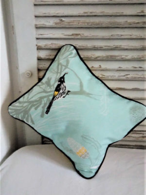 petit coussin de dimensions 28 cms par 34 cms, dans un joli tissu turquoise pâle, coussin gansé d'un passepoil noir, . Une pie sur le coussin a volé un strass dans les boîtes de perles de l'atelier. L'extérieur du coussin est 100% coton et l'intérieur du coussin est 100% polyester. L'envers du cusssin est jaune et ce coussin est déhoussable