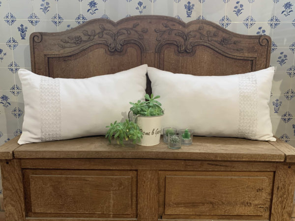 paire de coussins en drap ancien blanc, bordés de bordure raffinées des draps anciens, chaque coussin mesure 34 cms X 54 cms , est 100% coton et déhoussable, finition portefeuille. Ces coussins sont des modèles uniques.