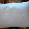 grand coussin de taille 50 cms par 70 cms, taillé des un drap ancien. Magnifique monogramme ancien rare représentant les lettres L et M. Coussin modèle unique, rareté de ces monogrammes anciens faits main, beaucoup de charme. Coussin déhoussable, finition portefeuille