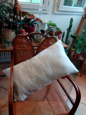 coussin taillé dans un drap ancien blanc, beau monogramme ancien lettres EM, dimensions du coussin 36 cms par 65 cms, coussin déhoussable finition fermeture éclair, modèle unique.