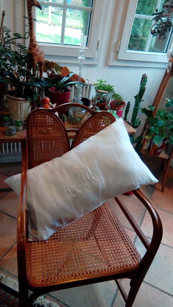 coussin taillé dans un drap ancien blanc, beau monogramme ancien lettres EM, dimensions du coussin 36 cms par 65 cms, coussin déhoussable finition fermeture éclair, modèle unique.