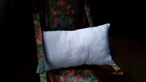 coussin taillé dans un drap ancien blanc, beau monogramme ancien lettres EM, dimensions du coussin 36 cms par 65 cms, coussin déhoussable finition fermeture éclair, modèle unique.