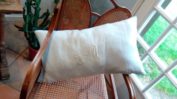 coussin taillé dans un drap ancien blanc, beau monogramme ancien lettres EM, dimensions du coussin 36 cms par 65 cms, coussin déhoussable finition fermeture éclair, modèle unique.