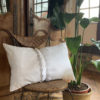 coussin de dimensions 40 cms par 65 cms, taillé dans un drap ancien blanc, avec une colerette amovible taillée dans une bande de jours de draps ancien, coussin non déhoussable