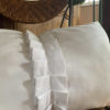 coussin de dimensions 40 cms par 65 cms, taillé dans un drap ancien blanc, avec une colerette amovible taillée dans une bande de jours de draps ancien, coussin non déhoussable