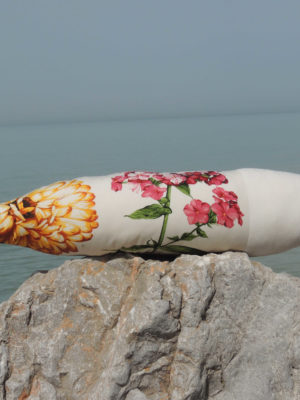 coussin en forme de poisson, longueur du coussin 72 cms, hauteur du coussin 17 cms, en tissu d'ameublement recyclé. Tissu très coloré avec de grosses fleurs roses et jaunes sur fond blanc