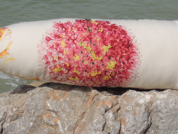 coussin en forme de poisson, longueur du coussin 72 cms, hauteur du coussin 17 cms, en tissu d'ameublement recyclé. Tissu très coloré avec de grosses fleurs roses et jaunes sur fond blanc