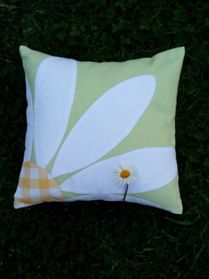 coussin en tissu recyclé, carré dimensions 35 cms par 35 cms, coussin agrémenté par une très grosse marguerite blanche avec un coeur en vichy jaune, coussin déhoussable finition portefeuille