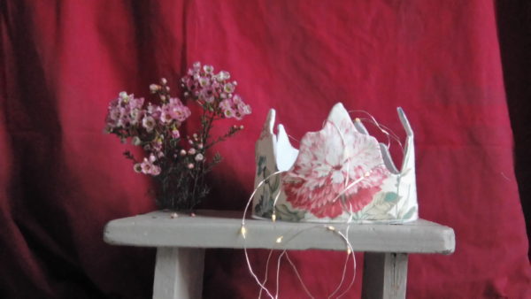 couronne décorative en tissu recyclé, diamètre 20 cms, hauteur 15 cms, pour un décor princier dans votre intérieur