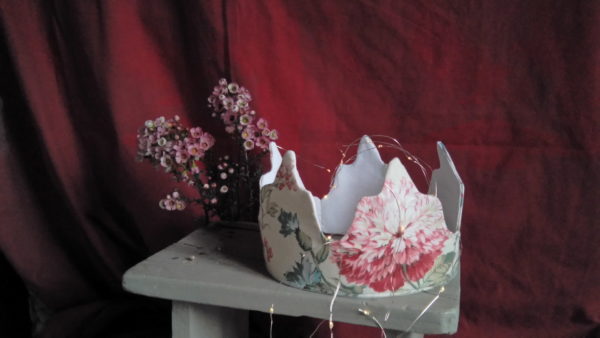 couronne décorative en tissu recyclé, diamètre 20 cms, hauteur 15 cms, pour un décor princier dans votre intérieur