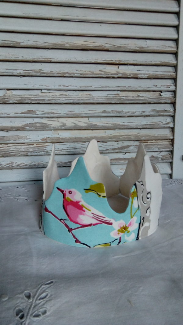 Couronne décorative en tissu recyclé,  diamètre 20 cms, hauteur 15 cms, pour un décor princier dans votre intérieur