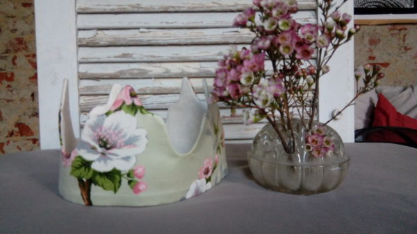 Couronne décorative en textile recyclé, motif branche de cerisier, diamètre 20 cms, hauteur 15 cms, pour un décor princier dans votre intérieur
